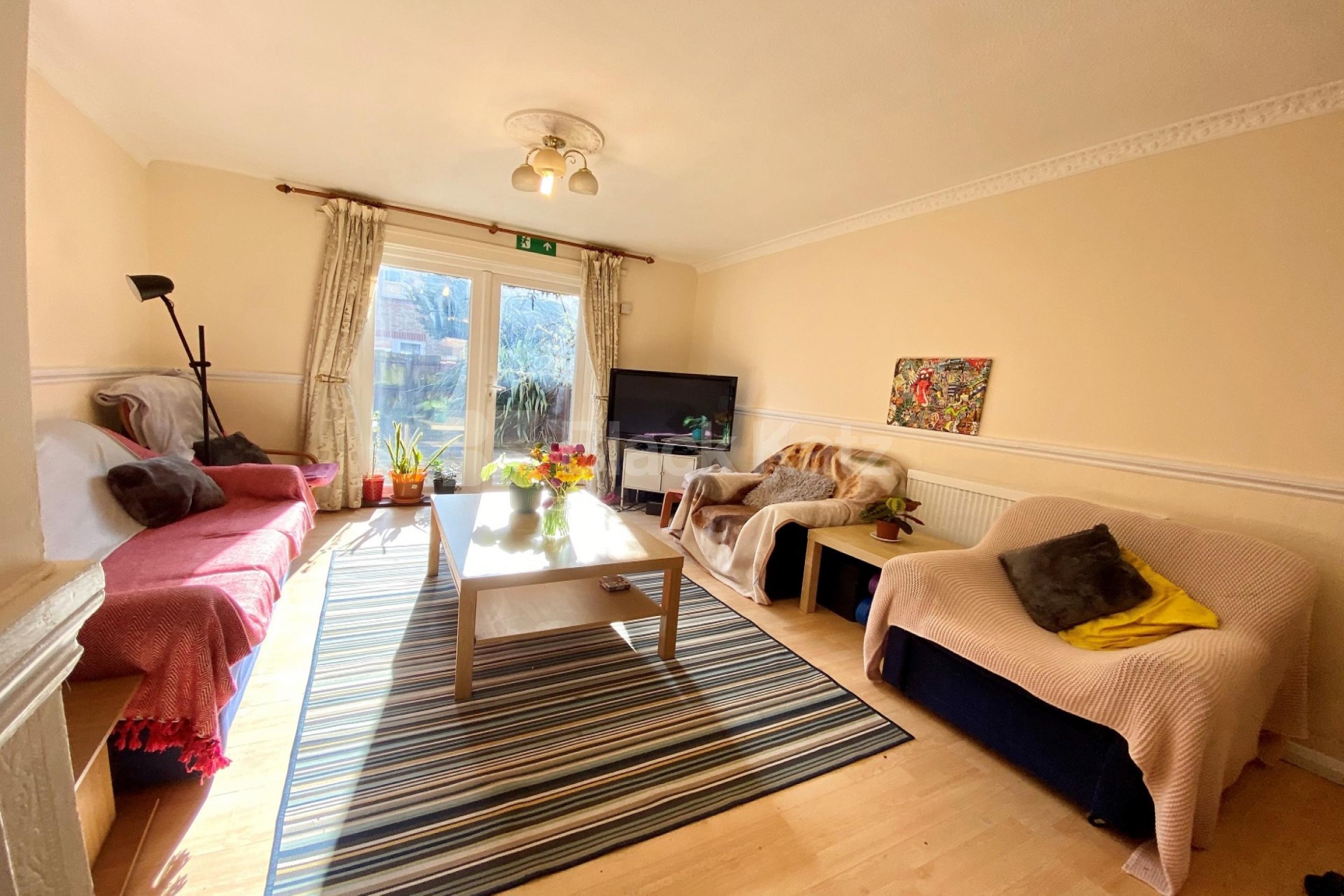 1100 Sq.Ft. of living & entertaining space with hot water & heating included Canterbury Place, Elephant and Castle SE17